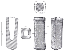 MAR-1008 - Marteau à douille
bronze
Marteau à douille quadrangulaire, du sommet à la partie distale. Possible décor sur les faces ou sur les arêtes.
