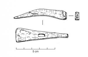 MAR-3005 - Marteau
fer
Marteau constitué de deux pannes de longueur approximativement symétrique, mais de forme différente, un panne horizontale large et une table de frappe carrée ou rectangulaire très étroite. L’œil est allongé et ne déforme pas les bords de l'outil, vu de dessus celui-ci est de forme triangulaire.