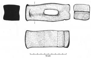 MAR-4007 - Masse-enclume
fer
Outil massif, emmanché, comportant deux extrémités symétriques planes, dont l'une peut être équipée d'une cannelure pour le façonnage de tiges, comme on en voit sur le côté des enclumes.