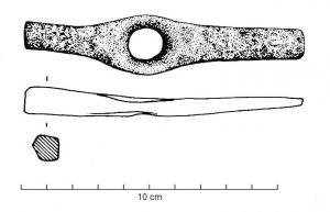 MAR-4011 - Marteau
fer
Marteau constitué d'une panne rectangulaire allongée et très aplatie ainsi que d'une table de percussion plus réduite. L’œil de forme circulaire est placé au centre d'un renflement.