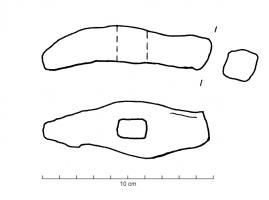 MAR-4016 - Marteau
fer
Marteau à panne triangulaire et table de frappe quadrangulaire. L’œil est rectangulaire et au centre d'un très léger renflement.