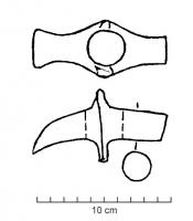 MAR-4020 - Marteau
fer
Marteau avec extrémités de longueurs équivalentes mais de formes différentes; une panne courbé et effilée et une table de frappe de section circulaire. L’œil circulaire est percé au centre d'un renflement et accosté de quatre œillères allongées.