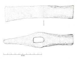 MAR-7003 - Marteau
fer
Marteau à deux extrémités de tailles équivalentes, mais de fonctions différentes et œil quadrangulaire placé au centre d'un renflement. 
La panne est verticale.