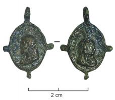 MER-9027 - Médaille religieuse
bronze
Médaille ovale, avec trois appendices symétriques par rapport à la bélière, perpendiculaire au plan de l'objet. A/ buste d'homme à g., inscription illisible ; R/ buste de femme à dr., inscription (Jésus et Marie ?)