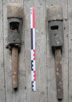 MML-9002 - Marteau de moulin
bois, fer
Marteau de moulin à rhabiller ou recharger les meules avec un manche en bois à tête élargie et pouvant être renforcée par un manchon en laiton au niveau de l'emboitement du fer de marteau. Le fer sans perforation et à deux pannes biseautées, est amovible et simplement emboîté dans le manche.