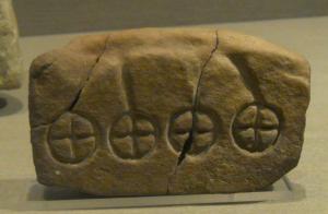 MOU-3009 - Moule : rouelles
pierre
Moule constitué d'une ou de deux valves taillées dans des plaques de pierre, pour la coulée de (généralement) plusieurs rouelles à quatre rayons dont les empreintes sont creusées dans la surface, avec des joints de coulée et souvent des liens facilitant la coulée en chapelet.