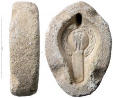 MOU-4003 - Moule : lampe de type Hayes II
plâtre
Partie supérieure d'un moule de plâtre pour la fabrication d'une lampe identique à LMP-4112. Plâtre très fin pour le contact avec l'argile et plus grossier pour l'extérieur. Sur le pourtour, quatre mortaises pour positionner la partie inférieure du moule.