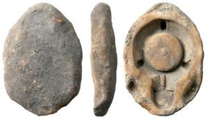 MOU-4004 - Moule : lampe de firme
terre cuite
Partie supérieure d'un moule de lampe à huile de  firme.à canal fermé et à trois protubérances sur le bandeau semblable à LMP-4713 ; trois mortaises sur l'extérieur pour positionner la partie inférieure.