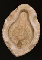 MOU-4016 - Moule : lampe de type Hayes II
plâtre
Partie supérieure d'un moule de plâtre pour la fabrication d'une lampe de type Hayes II. Plâtre très fin pour le contact avec l'argile et plus grossier pour l'extérieur. Sur le pourtour, quatre mortaises pour positionner la partie inférieure du moule.