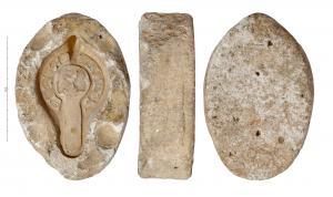 MOU-4029 - Moule : lampe de type Hayes II
plâtre
Matrice supérieure d'un moule de plâtre pour la fabrication d'une lampe africaine de type Hayes II. Plâtre très fin pour le contact avec l'argile et plus grossier pour l'extérieur. Sur le pourtour, quatre mortaises pour positionner la matrice inférieure du moule.