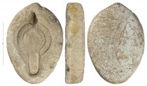 MOU-4030 - Moule : lampe de type Hayes II, oiseau
plâtre
Matrice supérieure d'un moule de plâtre pour la fabrication d'une lampe africaine de type Hayes II. Plâtre très fin pour le contact avec l'argile et plus grossier pour l'extérieur. Sur le pourtour, quatre mortaises pour positionner la matrice inférieure du moule. Décor : paon de profil à gauche (dans le moule) tenant dans son bec une branche d'olivier ?