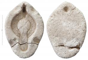 MOU-4033 - Moule : lampe de type Hayes II
plâtre
Matrice supérieure d'un moule de plâtre pour la fabrication d'une lampe africaine de type Hayes II. Plâtre très fin pour le contact avec l'argile et plus grossier pour l'extérieur. Sur le pourtour, quatre mortaises pour positionner la matrice inférieure du moule. Décor : Chrisme constantinien perlé à boucle du Rhô à gauche sur le disque (dans le moule), reposant sur un fleuron type Bussière E4a. Sur le bandeau, fleurons type Bussière E4a, I6 et P8.