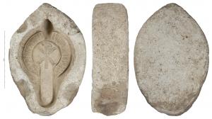 MOU-4036 - Moule : lampe de type Hayes II , chrisme
plâtre
Matrice supérieure d'un moule de plâtre pour la fabrication d'une lampe africaine de type Hayes II. Plâtre très fin pour le contact avec l'argile et plus grossier pour l'extérieur. Sur le pourtour, quatre mortaises pour positionner la matrice inférieure du moule. Décor : Chrisme constantinien perlé à boucle du Rhô à droite sur le disque (dans le moule).