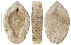 MOU-4037 - Moule : lampe de type Hayes II, lapin
plâtre
Matrice supérieure d'un moule de plâtre pour la fabrication d'une lampe africaine de type Hayes II. Plâtre très fin pour le contact avec l'argile et plus grossier pour l'extérieur. Sur le pourtour, quatre mortaises pour positionner la matrice inférieure du moule. Décor : Lapin de profil à droite (sur le moule)