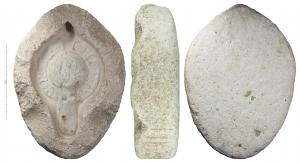 MOU-4039 - Moule : lampe de type Hayes II
plâtre
Matrice supérieure d'un moule de plâtre pour la fabrication d'une lampe africaine de type Hayes II. Plâtre très fin pour le contact avec l'argile et plus grossier pour l'extérieur. Sur le pourtour, quatre mortaises pour positionner la matrice inférieure du moule.