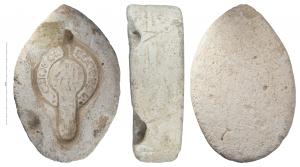 MOU-4040 - Moule : lampe de type Hayes II, personnage
plâtre
Matrice supérieure d'un moule de plâtre pour la fabrication d'une lampe africaine de type Hayes II. Plâtre très fin pour le contact avec l'argile et plus grossier pour l'extérieur. Sur le pourtour, quatre mortaises pour positionner la matrice inférieure du moule.