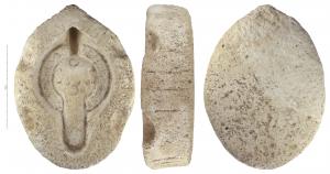 MOU-4041 - Moule : lampe de type Hayes II
plâtre
Matrice supérieure d'un moule de plâtre pour la fabrication d'une lampe africaine de type Hayes II. Plâtre très fin pour le contact avec l'argile et plus grossier pour l'extérieur. Sur le pourtour, quatre mortaises pour positionner la matrice inférieure du moule.