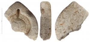 MOU-4045 - Moule : lampe de type Hayes II, paon
plâtre
Fragment de la matrice supérieure d'un moule de plâtre pour la fabrication d'une lampe africaine de type Hayes II. Plâtre très fin pour le contact avec l'argile et plus grossier pour l'extérieur. Décor : paon de profil à droite (dans le moule).