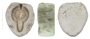 MOU-4057 - Moule : lampe de type Hayes II
plâtre
Matrice supérieure d'un moule de plâtre pour la fabrication d'une lampe africaine de type Hayes II. Plâtre très fin pour le contact avec l'argile et plus grossier pour l'extérieur. Sur le pourtour, quatre mortaises pour positionner la matrice inférieure du moule. Décor : Colombe à droite sur le disque (dans le moule), fleurons type Bussière Da 18 et Cj 3.