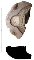 MOU-4090 - Moule : lampe à bec rond
terre cuite
Partie supérieure d'un moule de lampe à bec rond ; un système de tenons et mortaises sur l'extérieur du moule permettait de positionner la partie inférieure. Restes d'un décor de globules en cercles concentriques autour du médaillon.