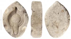 MOU-5004 - Moule : lampe de type Atlante X B, rosaceplâtreTPQ : 525 - TAQ : 560Matrice supérieure d'un moule de plâtre pour la fabrication d'une lampe africaine de type Hayes II. Plâtre très fin pour le contact avec l'argile et plus grossier pour l'extérieur. Sur le pourtour, quatre mortaises pour positionner la matrice inférieure du moule. Décor : Rosace de huit pétales.