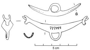 MRF-4003 - Mortier à fard
bronze
Mortier à fard composé de deux éléments distincts : un mortier en forme de lunule, creux sur la face interne, à extrémités symétriques (boutons, mais plus souvent des têtes de bovidé) et suspension centrée sur la face bombée du mortier; et un broyon en forme de tige recourbée, adapté au profil du mortier, avec un anneau de suspension centré comme sur le mortier.