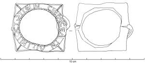 MRR-4030 - Miroir Lloyd-Morgan Group Y : en verre, cadre en plomb : Q. Licinios Touteinos
plomb, verre
Miroir en verre (éclat bombé) inséré dans un cadre en plomb, de forme carrée (à l'extérieur); inscription dans le cadre circulaire autour du verre.