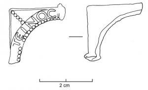 MRR-4032 - Miroir Lloyd-Morgan Group Y : en verre, cadre en plomb : Q. Licinios Touteinos
plomb, verre
Miroir en verre (éclat bombé) inséré dans un cadre en plomb, de forme carrée (à l'extérieur); inscription (ici incomplète) dans le cadre circulaire autour du verre.