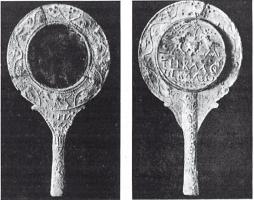 MRR-4033 - Miroir en verre, cadre en plomb
plomb, verre
Miroir à cadre et manche en plomb, coulés ensemble sur un éclat de verre bombé traité pour assurer la réflexion. Le cadre est une couronne plate ornée de rinceaux en faible relief; le manche a la forme d'une massue d'Hercule; au revers du miroir, médaillon en plomb moulé avec inscription.