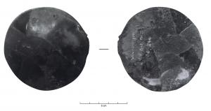 MRR-4051 - Miroir Lloyd-Morgan Group F : petit disque fin sans décor
bronze
Miroir d'un diamètre maximal de 110 mm, dont le disque peut présenter des défauts de coulée et ne pas toujours être complètement circulaire. Le revers est généralement laissé brut.