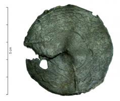 MRR-4053 - Miroir en verre, cadre en plomb
plomb, verre
Miroir en verre fixé dans un large cadre en plomb, orné de motifs concentriques, de type géométrique ou végétal. Quelques exemplaires peuvent être signés au revers.