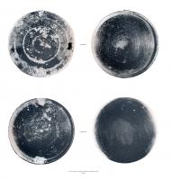 MRR-4073 - Miroir Lloyd-Morgan Group R : bivalve
bronze
Miroir bivalve formé d'une partie réfléchissante et d'un couvercle articulés par une charnière. De petits anneaux de préhension peuvent être fixés, diamétralement opposés à celle-ci.