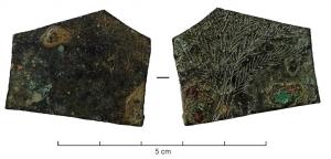 MRR-4083 - Miroir à décor de palmes rayonnantes
bronze
Miroir probablement circulaire en bronze, présentant au revers un décor de sept palmettes courbes, rayonnantes à partir d'un point, de manière à former un décor végétalisant (palmier ?). La face réfléchissante est plane ou d'une convexité invisible à l’œil nu.