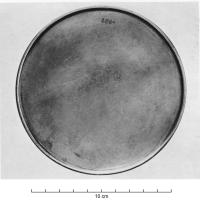MRR-4095 - Miroir Lloyd-Morgan Group C : disque épais avec décor
argent
Miroir circulaire épais, présentant des cercles concentriques tournés sur la face arrière, d'un diamètre de 100 à 175 mm environ. La face réfléchissante est plane ou d’une convexité si légère que celle-ci peut être invisible à l’œil nu. Le bord du miroir présente un profil droit, généralement inorné, mesurant entre 4 et 7 mm d’épaisseur, renforcé par un bourrelet. Au revers du miroir (parfois