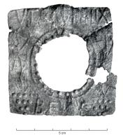 MRR-4098 - Miroir Lloyd-Morgan Group Y : en verre, cadre en plomb
plomb, verre
Miroir en verre (éclat bombé) inséré dans un cadre en plomb, de forme externe carrée (cercle à l'intérieur); décor moulé comportant sur les côtés des rinceaux verticaux, terminé par des grappes de raisins, et entre les deux l'inscription VTERE FELIX / BENE.