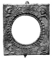 MRR-4099 - Miroir Lloyd-Morgan Group Y : en verre, cadre en plomb
plomb, verre
Miroir en verre (éclat bombé) inséré dans un cadre en plomb, de forme externe carrée (cercle à l'intérieur); décor moulé comportant une bordure circulaire avec, dans chaque angle, une petite tête humaine, avec en haut et en bas l'inscription VTERE TV / DIGNAE SILO.