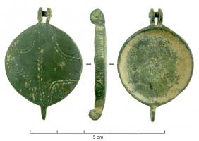 MRR-7001 - Boîte à miroir circulaire avec couvercle articulé
bronze
Sorte de boîtier articulé circulaire dont une face interne est polie ou complétée d'un verre. Le couvercle est souvent décoré de lignes estampées aux motifs récurrents et standardisés.