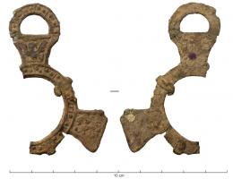 MRR-7004 - Miroir en verre, cadre en plomb
plomb, verre
Miroir en verre à cadre moulé en plomb, circulaire avec à l'arrière des languettes destinées à fixer le verre; le cadre plat orné de simples globules est prolongé par quatre languettes, dont une axiale équipée d'une bélière sommitale en demi-cercle, pour la suspension; les trois autres servent à manipuler l'objet, chaque languette étant ornée d'un motif animalier, peut-être héraldique.