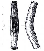 MRS-1003 - Montant de mors
bronze
Tube incurvé à extrémités ouvertes pouvant être soulignées d'un bourrelet ; en partie centrale interne, fenêtre rectangulaire ou ovalo-rectangulaire.
 pouvant être soulignée par une excroissance.