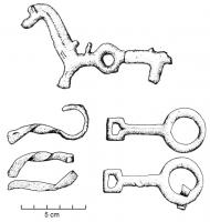 MRS-2002 - Mors de type Bologne
bronze
Mors brisé dont les appliques latérales ont la forme d'un cheval stylisé, avec une perforation centrale pour l'articulation de la tige, accostée de deux bélières pour les rênes. Les pattes de l'animal sont terminées par des anneaux et reliés par une barre sur laquelle sont posés deux oiseaux stylisés.