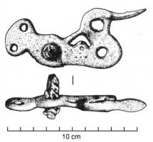MRS-2007 - Mors de type Capodimonte
bronze, fer
Mors brisé dont les appliques latérales ont la forme d'un oiseau stylisé ('Vogelbarkenmotiv'), avec une perforation centrale pour l'articulation de la tige, accostée de quyatre perforations secondaires; les tiges du mors peuvent être lisses, ou torsadées.