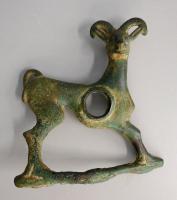 MRS-2019 - Mors à appliques zoomorphes: mouflon
bronze
Mors dont les appliques latérales, perforées pour le passage du canon, sont en forme de mouflons avec la tête de profil ; barre de sol entre les sabots.