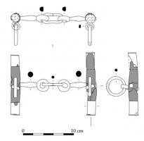 MRS-3025 - Mors en fer et bois de cerf
bois de cerf, fer
Mors en fer articulé avec les deux canons reliés par un anneau terminal. Les canons sont reliés à des anneaux en fer, attachés aux aiguilles par un piton à œillet riveté perpendiculairement au mors. Les aiguilles en bois de cerf poli sont de section ronde, fuselées et terminées par des cabochons en fer constitués de tôles soudées.