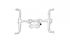 MRS-3028 - Mors de filet à canons à aiguille
fer
TPQ : -500 - TAQ : -250
Mors articulé composé de deux canons qui se développent en aiguille sur leur coté extérieur. Chaque aiguille à une forme de crochet ouvert vers l'extérieur et une accroche pour les rênes. Les deux canons sont reliés grâce  leur œillet en partie intérieur et par une pièce composé de deux œillets.