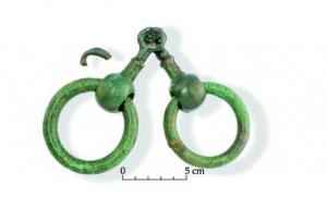 MRS-3029 - Mors brisé en bronze
bronze
TPQ : -500 - TAQ : -250
Mors de filet brisé à deux canons. Les deux canons sont reliés par un œillet sur leur partie interne. La partie externe du canon est rattachée à un anneau.