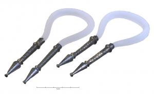 MRS-3035 - Mors à pendentifs latéraux
bronze
Pendentifs latéraux en forme de quilles moulurées placés au bout des branches du mors.