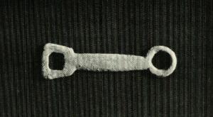 MRS-4020 - Fixation du mors à la bride
bronze
Axe vertical terminé à une extrémité par un anneau et à l'autre extrémité par une bélière rectangulaire.