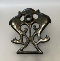 MRS-4033 - Mors à appliques latérales, dauphins
bronze
TPQ : 300 - TAQ : 500
Mors à appliques latérales en forme de lyre, avec deux dauphins affrontés de part et d'autres de l'axe du canon.