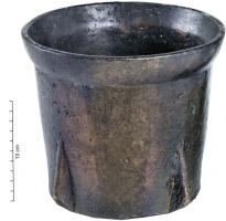 MRT-7006 - Mortier
bronze
Mortier coulé et tronconique, à bord légèrement débordant, avec à la base de la panse quatre renforts en forme de gouttes verticales.