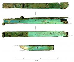 MSP-4001 - Mesure pliante d'un pied romain
os
Objet constitué de deux réglettes en os, de section quadrangulaire, articulées par une charnière en alliage cuivreux, avec un dispositif de blocage en position ouverte. Les subdivisions du pied (digiti et unciae) sont indiquées sur le côté par des points.